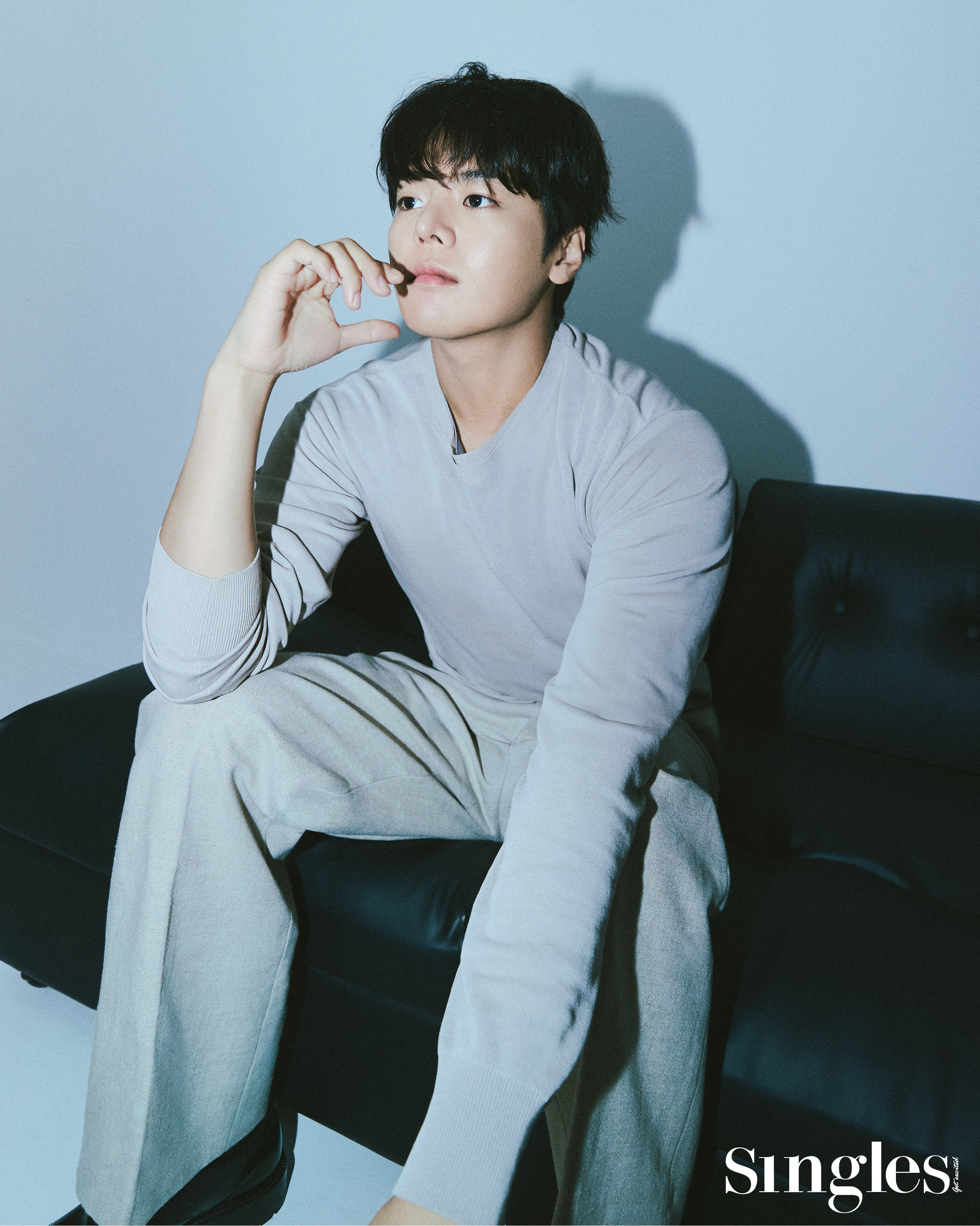 려운의 싱글즈 7월 호 화보, 려운 트랜치 코트, 려운 프라다, 려운 약한영웅, 려운 드라마, 려운메종 마르지엘라, 려운 페라가